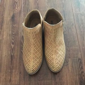 Sz 8 ankle booties